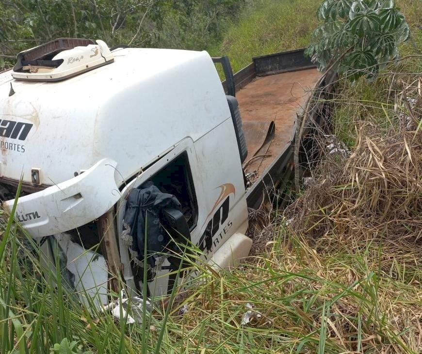 Caminhão fica destruído após sair da pista na MS-395