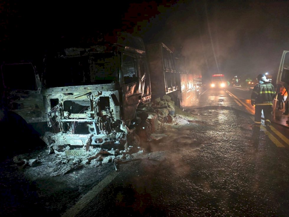 Nova Andradina - Carreta pega fogo na rodovia MS - 134