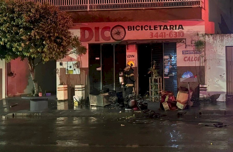 Corpo de Bombeiros Militar combate incêndio em bicicletária na cidade de Nova Andradina