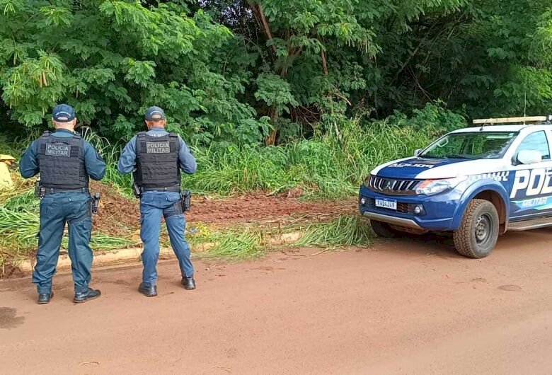 Corpo de homem é encontrado com lesão próximo a córrego