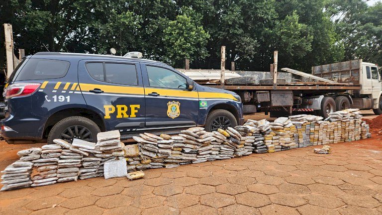 PRF apreende cocaína, maconha, munições e uma arma