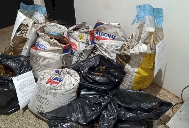 Veículo pega fogo com mais de 200kg de maconha em estrada vicinal