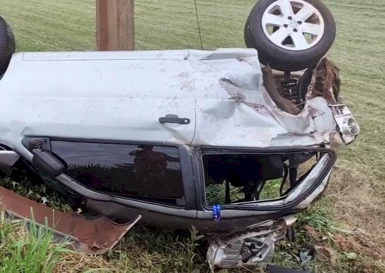 Motorista perde controle da direção e capota veículo na BR-376