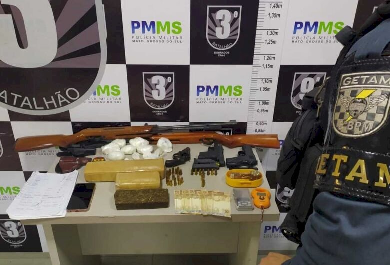 Polícia encontra drogas, armamento e prende homem em obra que servia como depósito de entorpecentes