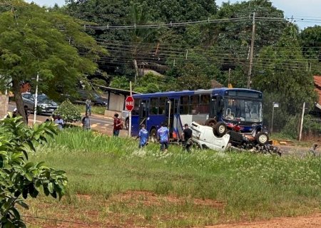Ônibus perde freios e colide em caminhão em cidade do MS
