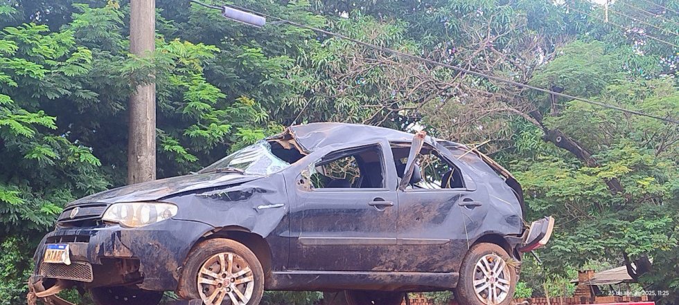 Ivinhema - Motorista perde controle da direção e capota veículo na BR - 376