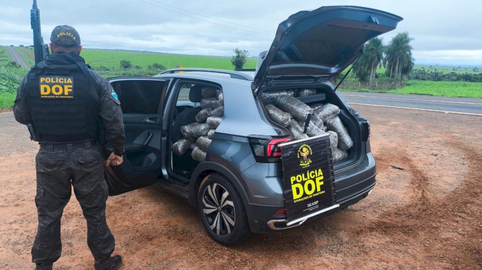 Adolescente é apreendido pelo DOF com carro roubado e carregado com mais de R$ 2 milhões em drogas