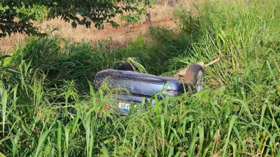 Carro com duas mulheres capota na BR-163; ninguém ficou ferido