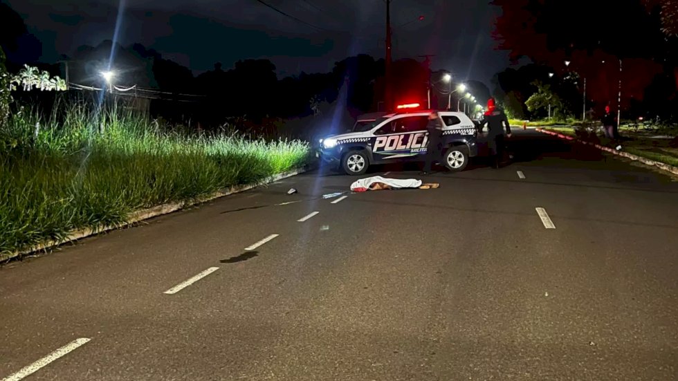 Motociclista morre após bater em meio-fio e ser lançado a 27 metros em acidente