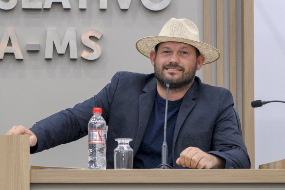 Eder Chicó pede banheiro em praça, redução de cobrança da hora máquina e patrolamento em estradas rurais