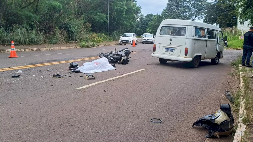 Motociclista morre ao ser atingido por Kombi