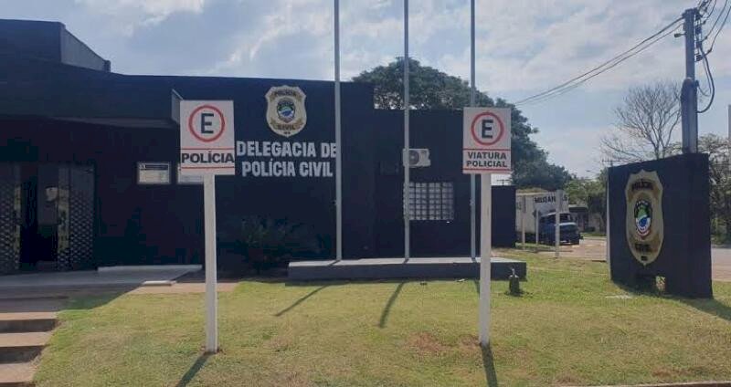 Em carro, atirador executa homem em mercado e mulher fica ferida em ataque