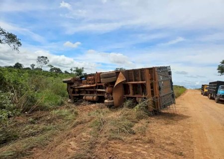 Caminhão dirigido por adolescente tomba na MS-142 e deixa uma pessoa morta e outra ferida