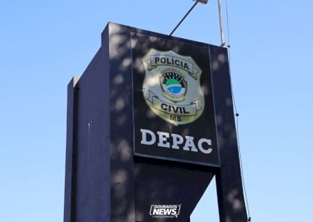 Homem é amarrado em placa de trânsito após agredir esposa