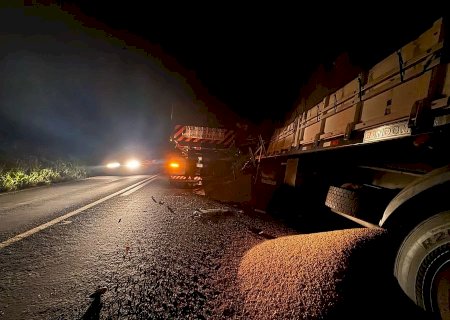 Carretas carregadas com soja colidem na MS-276, na baixada do Córrego Samambaia em Batayporã