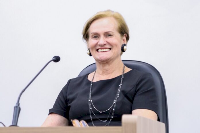Professora Denir pede pavimentação asfáltica da avenida José Pereira da Silva