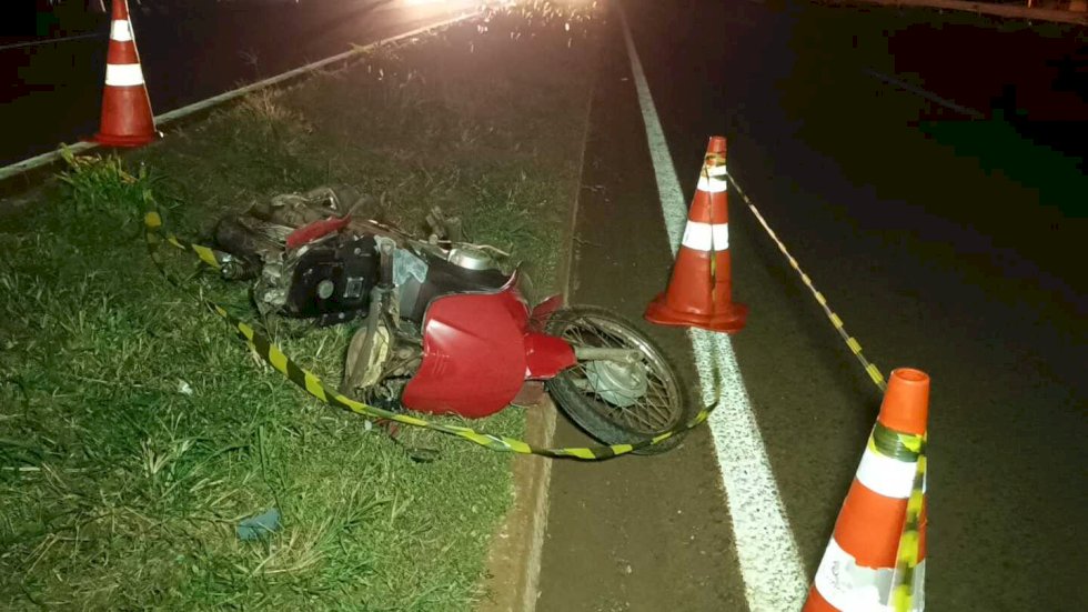 Mulher morre em colisão entre motocicleta e Fiat Toro na BR-163