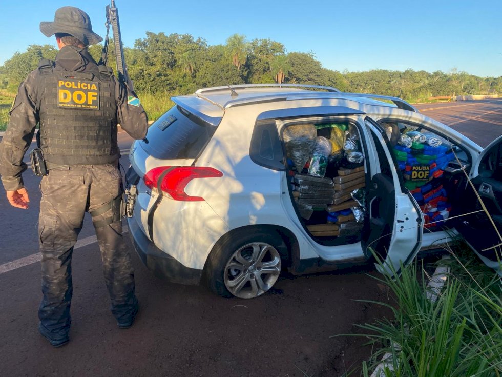 DOF apreende mais de 900 quilos de drogas em veículo colidido em marquise de ponte
