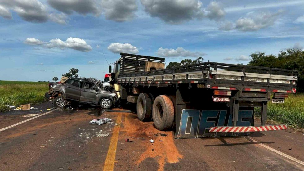 Casal morre em acidente envolvendo caminhão na BR-262