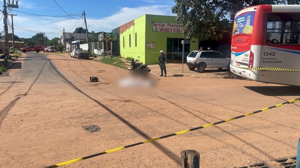 Motociclista morre após derrapar em areia e ser atropelada por ônibus