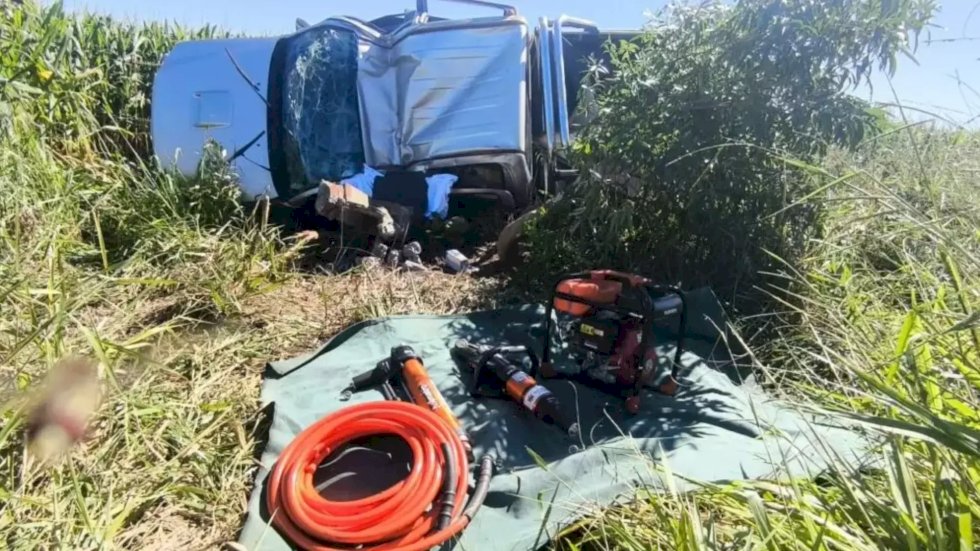 Motorista morre preso às ferragens após carro capotar e bater em poste