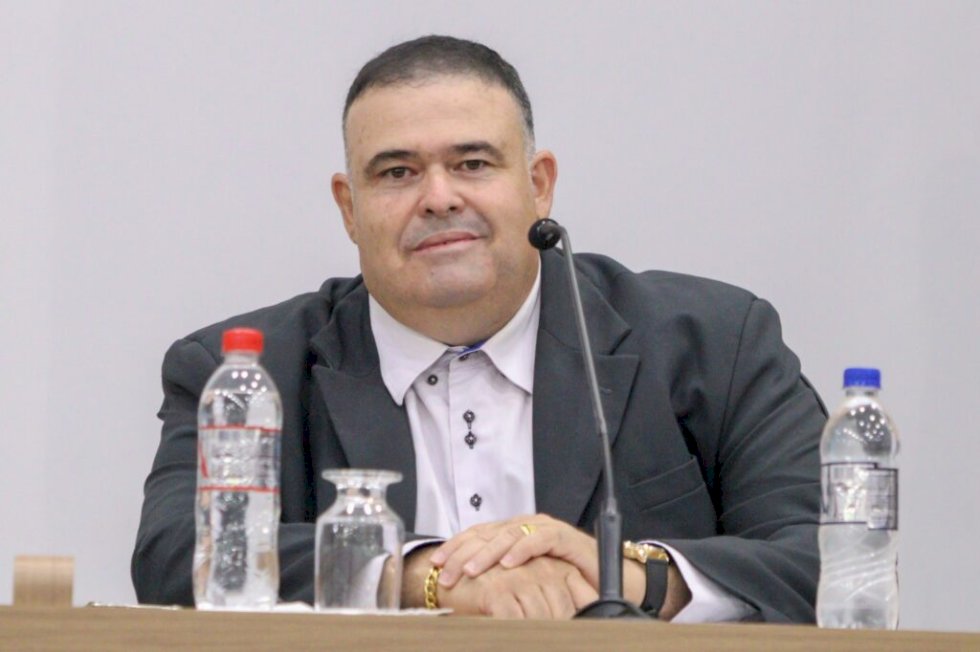 Professor Erlon fez três indicações solicitando tapa buracos, pintura de redutor de velocidade em avenida, instalação de corrimão em posto de saúde e construção de quadra coberta