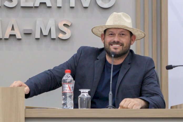 Eder Chicó pede regularização de imóveis cedidos na Gleba Azul e implantação de semáforo