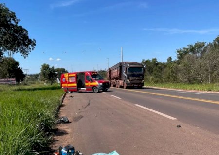 Motociclista perde controle da direção, sai da pista e morre
