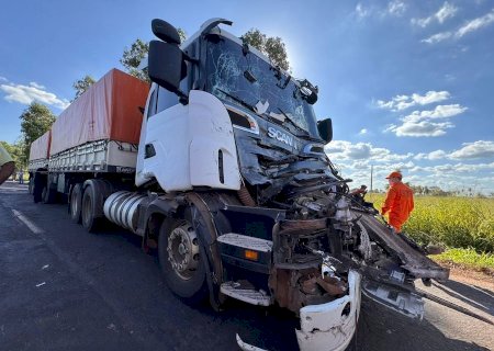 Nova Andradina - Motorista é socorrido após colisão entre carretas carregadas de soja na BR-376, saída para Ivinhema
