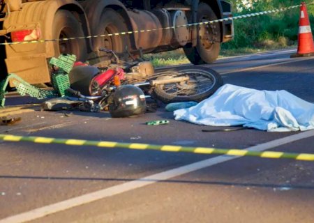 Motociclista morre ao bater em carro, cair e ser atropelado por caminhão