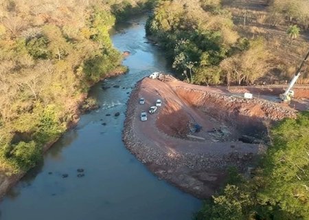 Bombeiros buscam por rapaz que desapareceu no rio