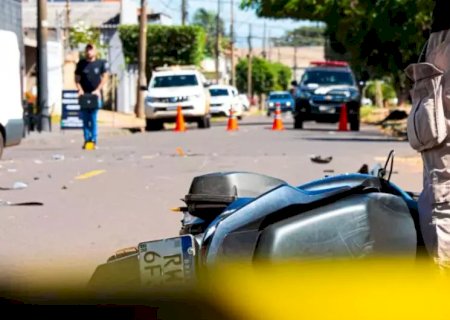 Mulher morre e grávida perde bebê após colisão entre carro e moto