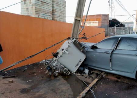 Ivinhema - Motorista perde controle da direção e colide veiculo em poste de energia