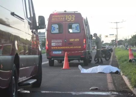 Motociclista morre ao perder controle e bater em poste