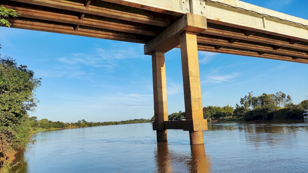 Mulher pula de ponte e desaparece nas aguas do Rio Ivinhema