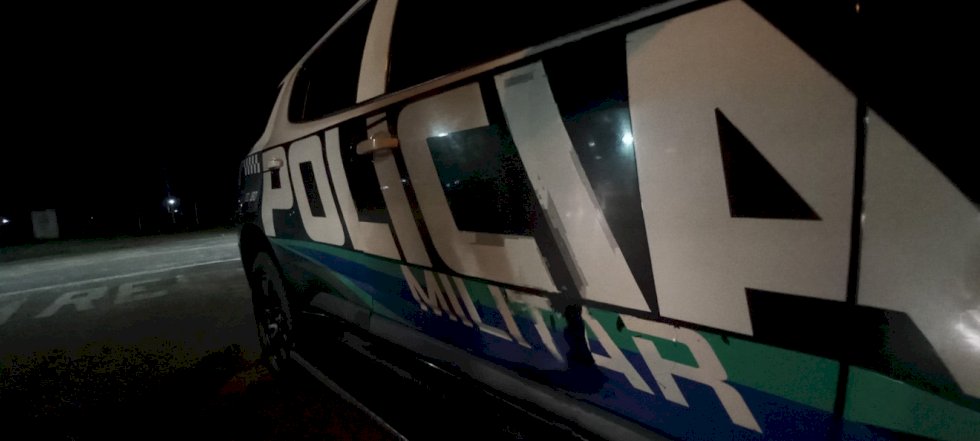 Homem tenta tomar arma de policial e acaba baleado