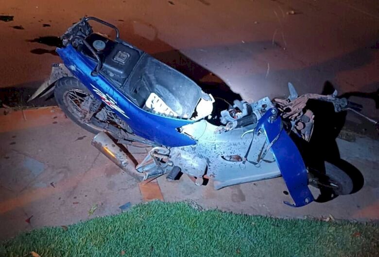 Mulher fica ferida após colisão entre moto e caminhonete