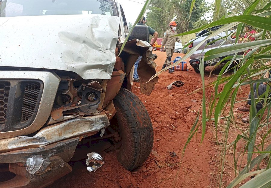 Gestante é socorrida após acidente envolvendo dois veículos na área rural de Batayporã