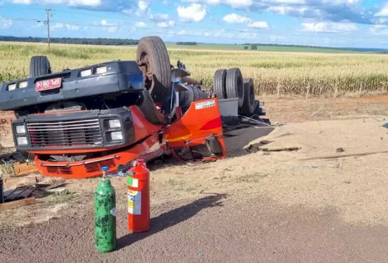 Homem morre após carreta colidir contra caminhão que ele conduzia