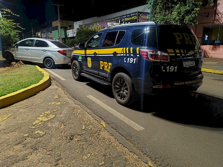 Após tentativa de fuga, PRF prende motorista e recupera veículo