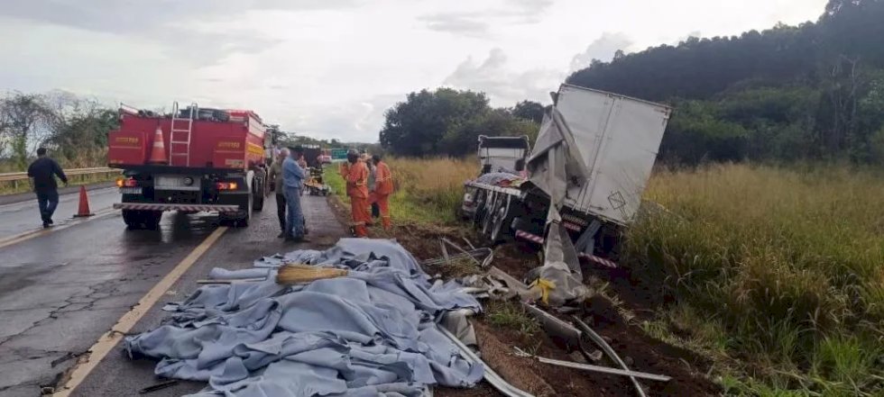 Colisão entre carretas na BR-267 em Bataguassu deixa motorista ferido