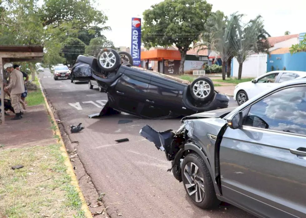 Carro capota após tentativa de ultrapassagem em cruzamento