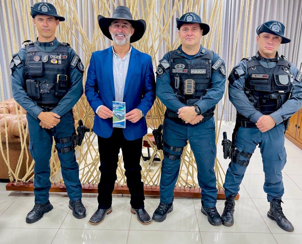 Prefeito Juliano Ferro recepciona militares da patrulha rural