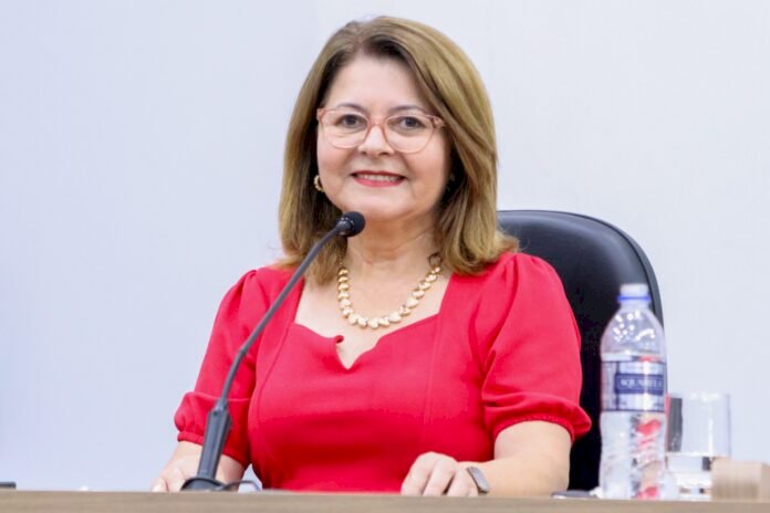 Ivonete Mendonça pede pavimentação asfáltica no bairro Centro e retirada do mesmo índice de aumento anual das gratificações e incorporação nos salários dos funcionários efetivos
