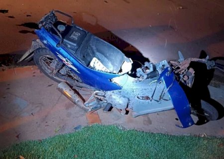 Mulher fica ferida após colisão entre moto e caminhonete