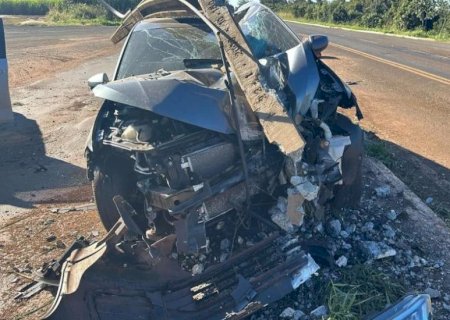 Condutor perde o controle do carro e atinge poste da PRF