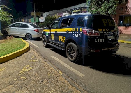 Após tentativa de fuga, PRF prende motorista e recupera veículo