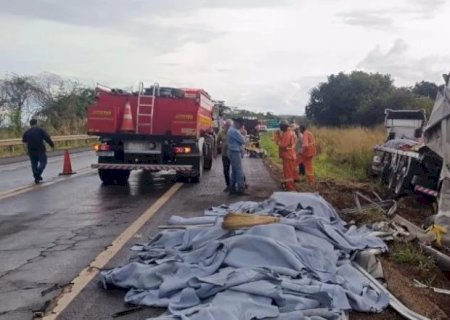 Colisão entre carretas na BR-267 em Bataguassu deixa motorista ferido