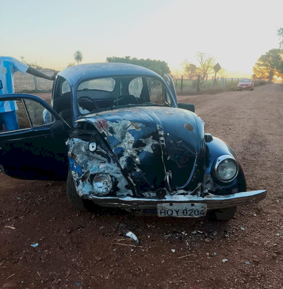 Ivinhema - Motorista perde controle da direção de veículo na estrada vicinal e destrói muro de chácara