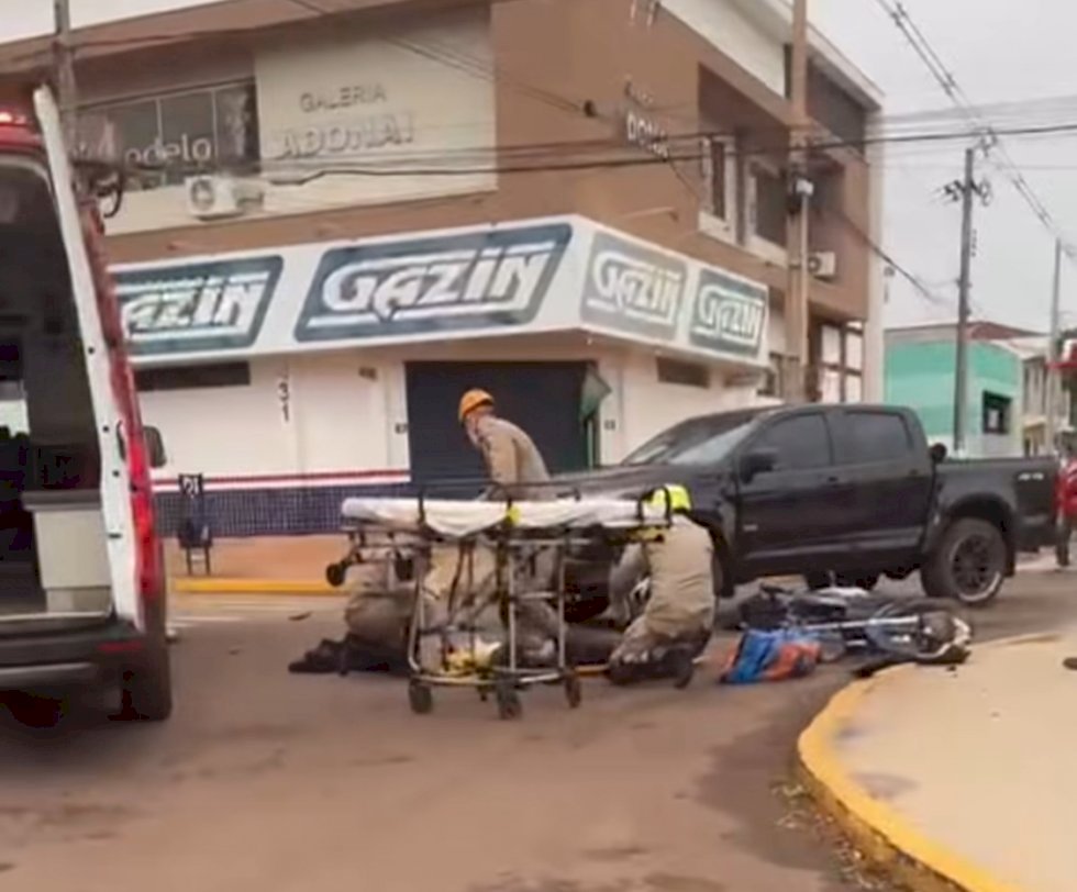 Motociclista fica ferido após colisão com caminhonete em rotatória